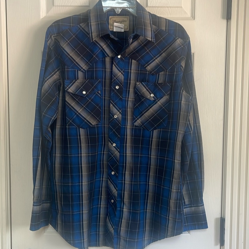 Wrangler western pearl snap shirt. Size medium. Blue/black/gray Great condition!